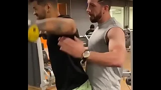 Personal trainer de bermuda tactel sarrando o pau no aluno gay | Tactefilia Na Net