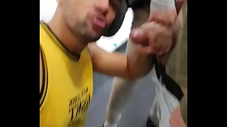 MAMADOR CHUPANDO VARIOS MACHOS NO WC DO TERMINAL DE ÔNIBUS- COMPLETOS NO SHEER.COM.